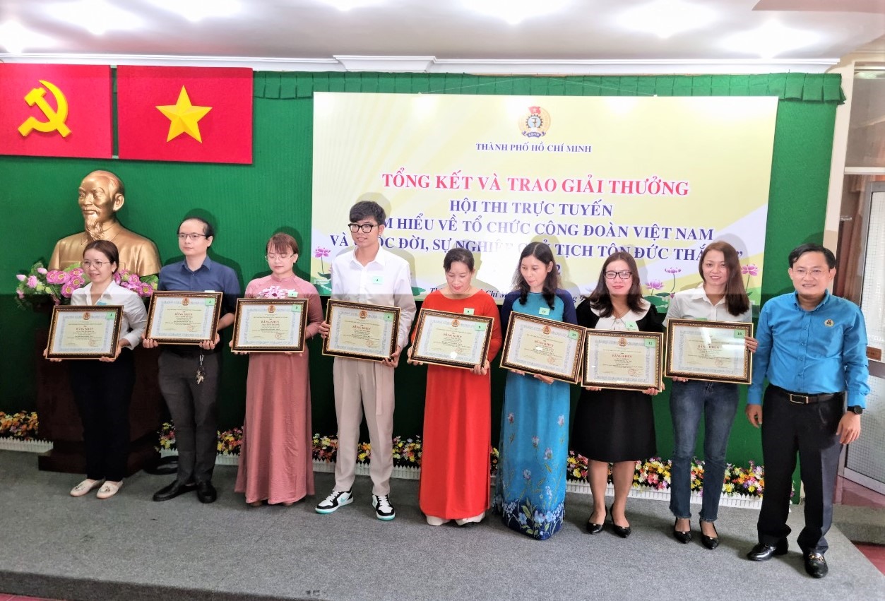 Ông Phùng Thái Quang (bìa phải) - Chánh Văn phòng LĐLĐ TPHCM - trao giải thưởng cho các thí sinh có thành tích cao đợt thi thứ 2. Ảnh: Nam Dương