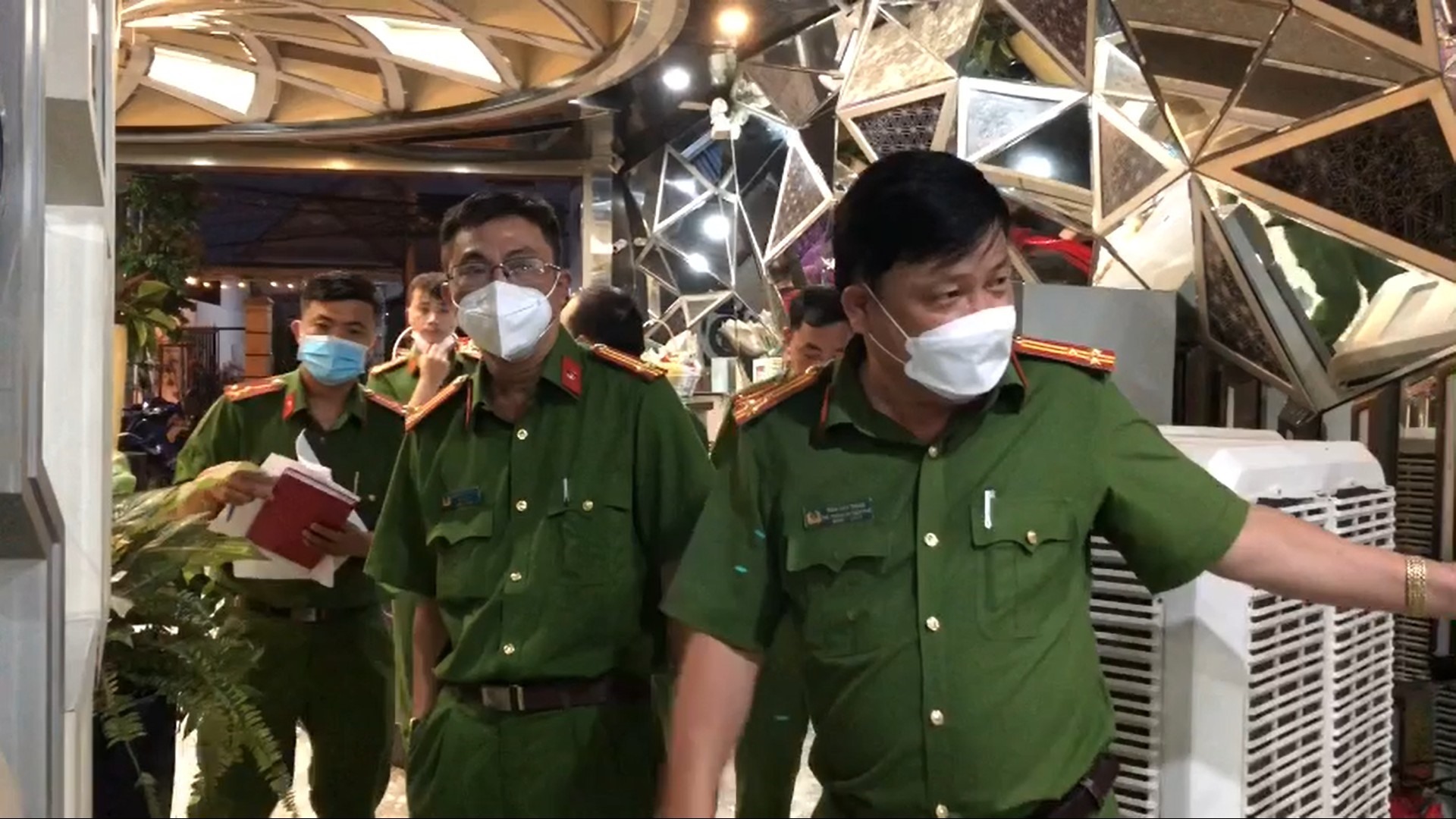 Lực lượng chức năng kiểm tra PCCC&CNCH tại quán karaoke ở Thuận An.