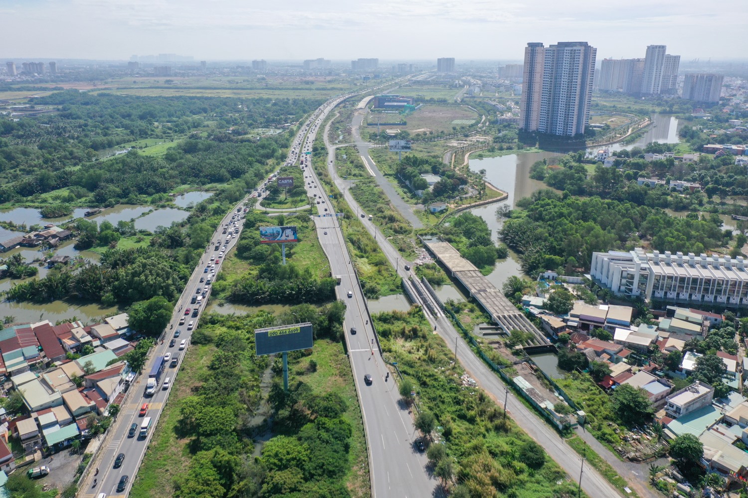 Đường song hành cao tốc TPHCM - Long Thành - một trong những công trình giao thông trọng điểm của TP Thủ Đức. Ảnh: Quỳnh Trần