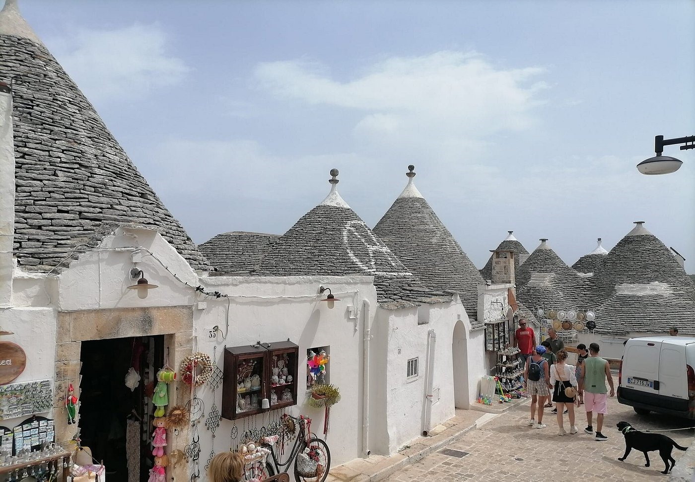 Trulli là một ngôi nhà nhỏ được xây dựng từ đá vôi địa phương, với những bức tường đá khô và mái hình nón đặc trưng.