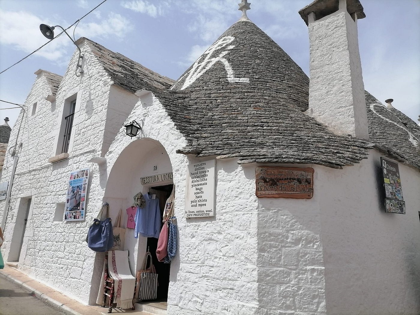 Thị trấn nhỏ này đã được UNESCO công nhận là Di sản Thế giới với các ngôi nhà Trulli có mái hình chóp nón quét vôi trắng đặc trưng của khu vực.