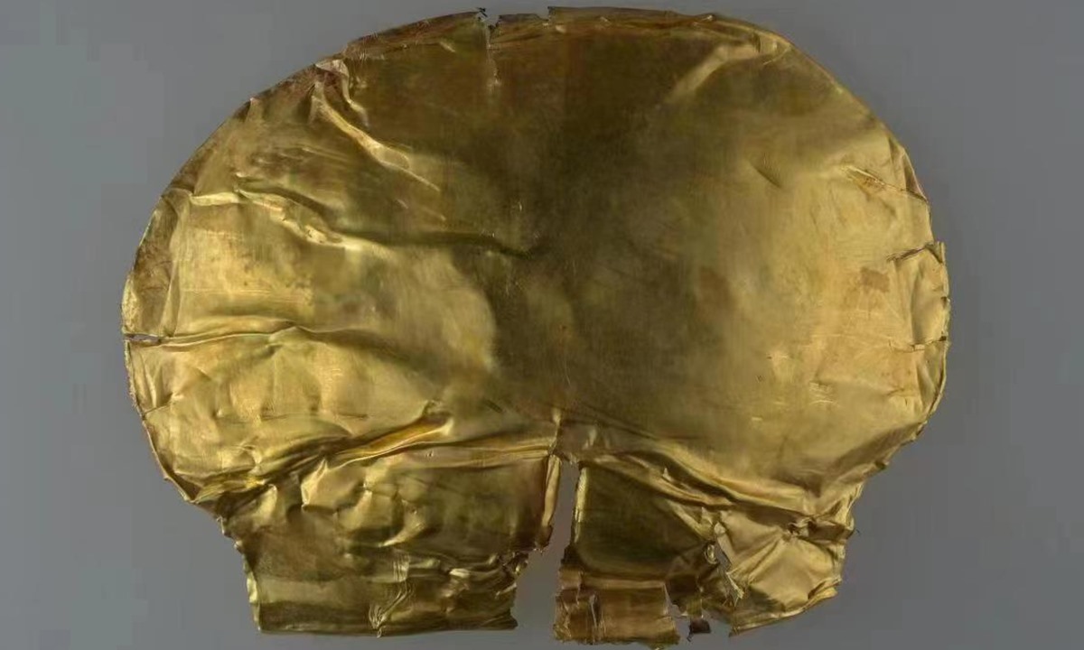 Mặt nạ vàng được khai quật từ lăng mộ ở Trịnh Châu. Ảnh: Xinhua