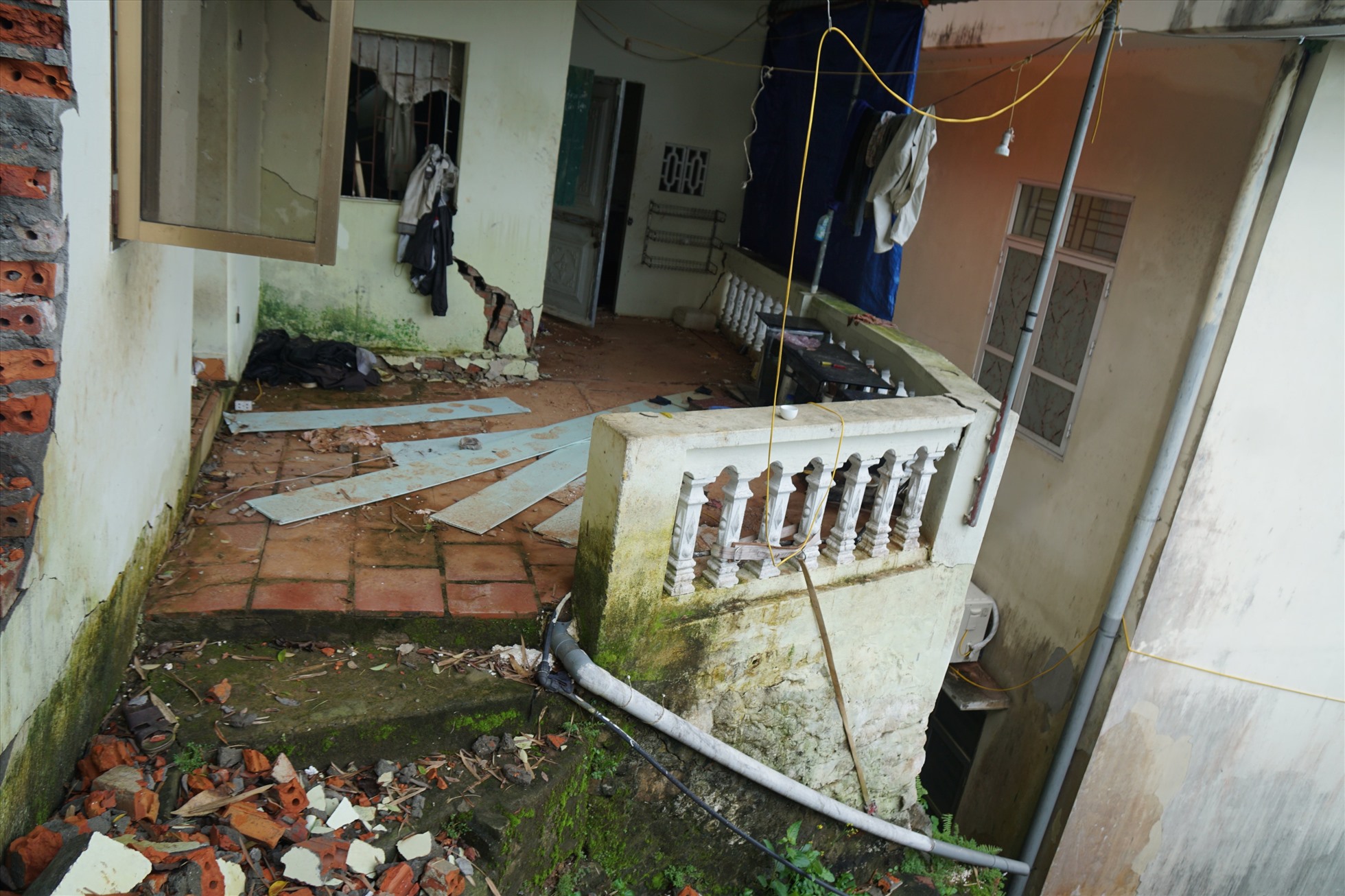 Căn nhà tiếp giáp Trạm y tế Vạn Hương có thể đổ sập bất cứ lúc nào.