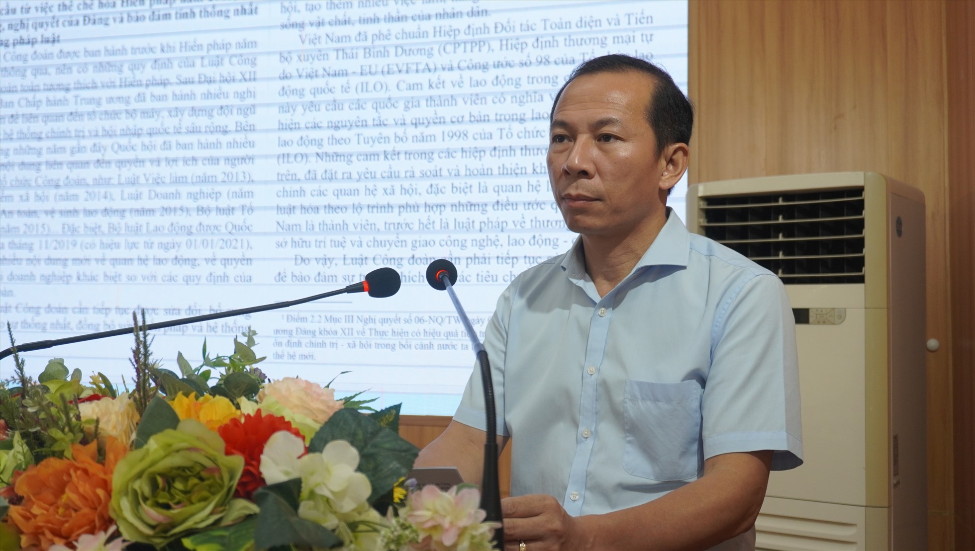 Ông Võ Mạnh Sơn - Chủ tịch LĐLĐ tỉnh Thanh Hóa phát biểu tại hội thảo. Ảnh: Q.D