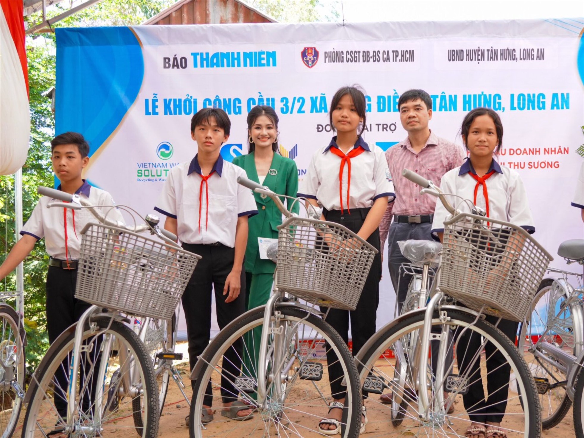 Hoa hậu Nguyễn Thanh Hà tặng học bổng cho trẻ em nghèo tại xã Hưng Điền, huyện Tân Hưng, tỉnh Long An. Ảnh: NSCC.