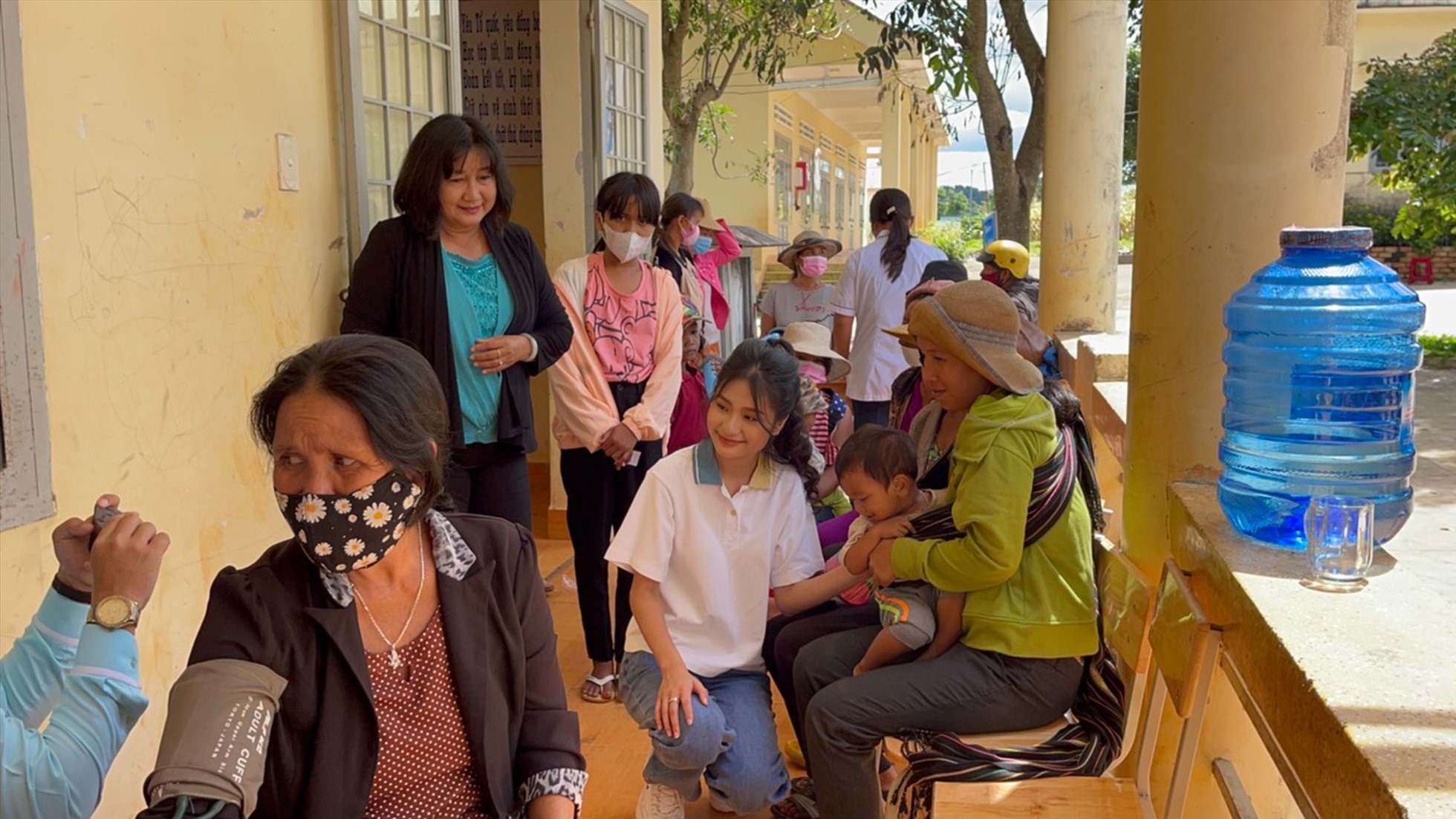 Hoa hậu Nguyễn Thanh Hà chung tay cùng các bác sĩ, y tá…tổ chức buổi khám bệnh cho các bệnh nhân nghèo tại Trung tâm y tế của xã. Ảnh: NVCC.