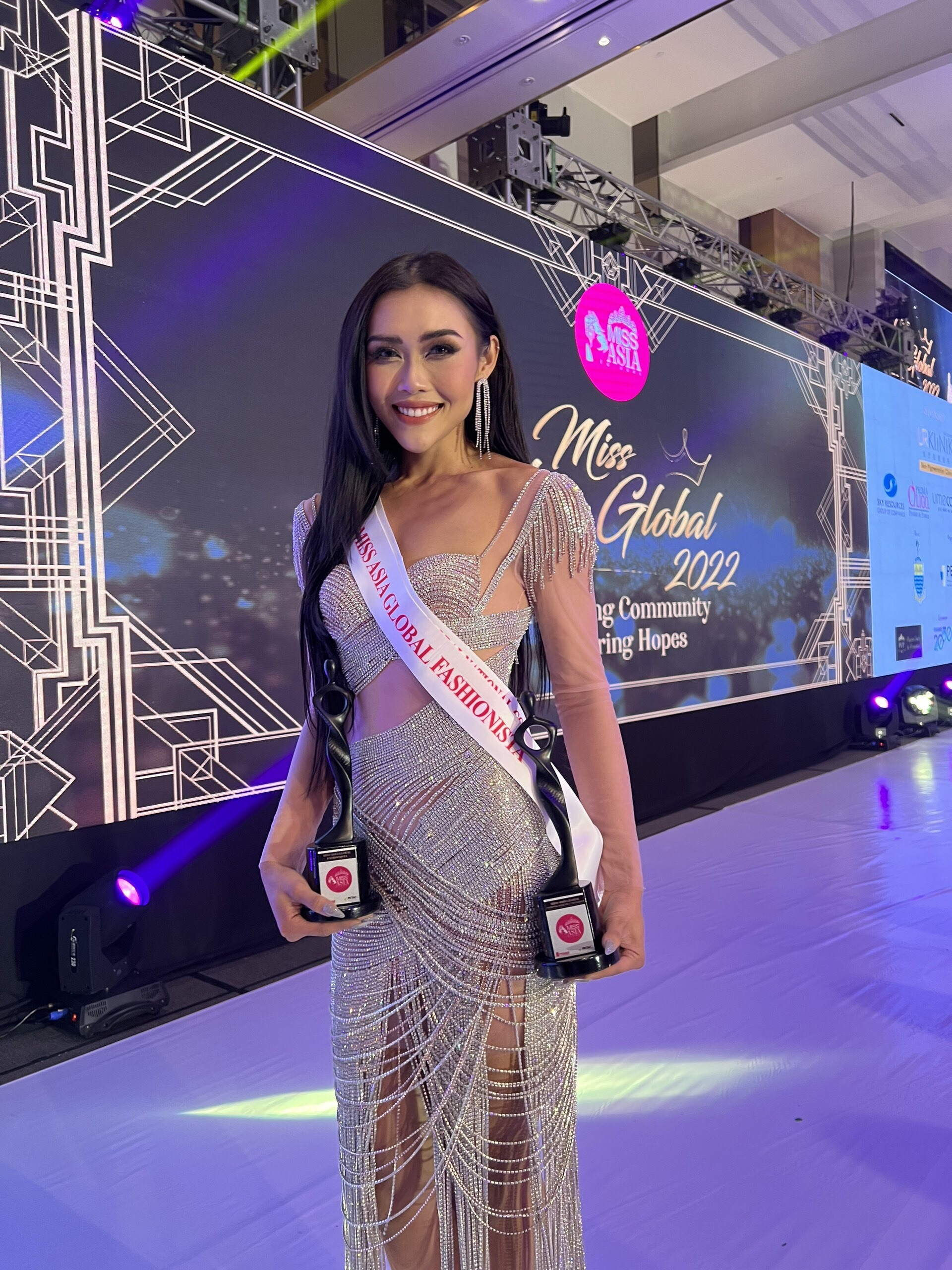 Sau nhiều nỗ lực suốt 10 ngày qua, Thanh Nhi đã vượt qua 38 thí sinh để đem về hai danh hiệu là Á hậu 1 Trang phục dân tộc đẹp nhất - First runner up National Costume và Hoa hậu Thời trang Châu Á Toàn Cầu - Miss Asia Global Fashionista 2022. Ảnh: NSCC.