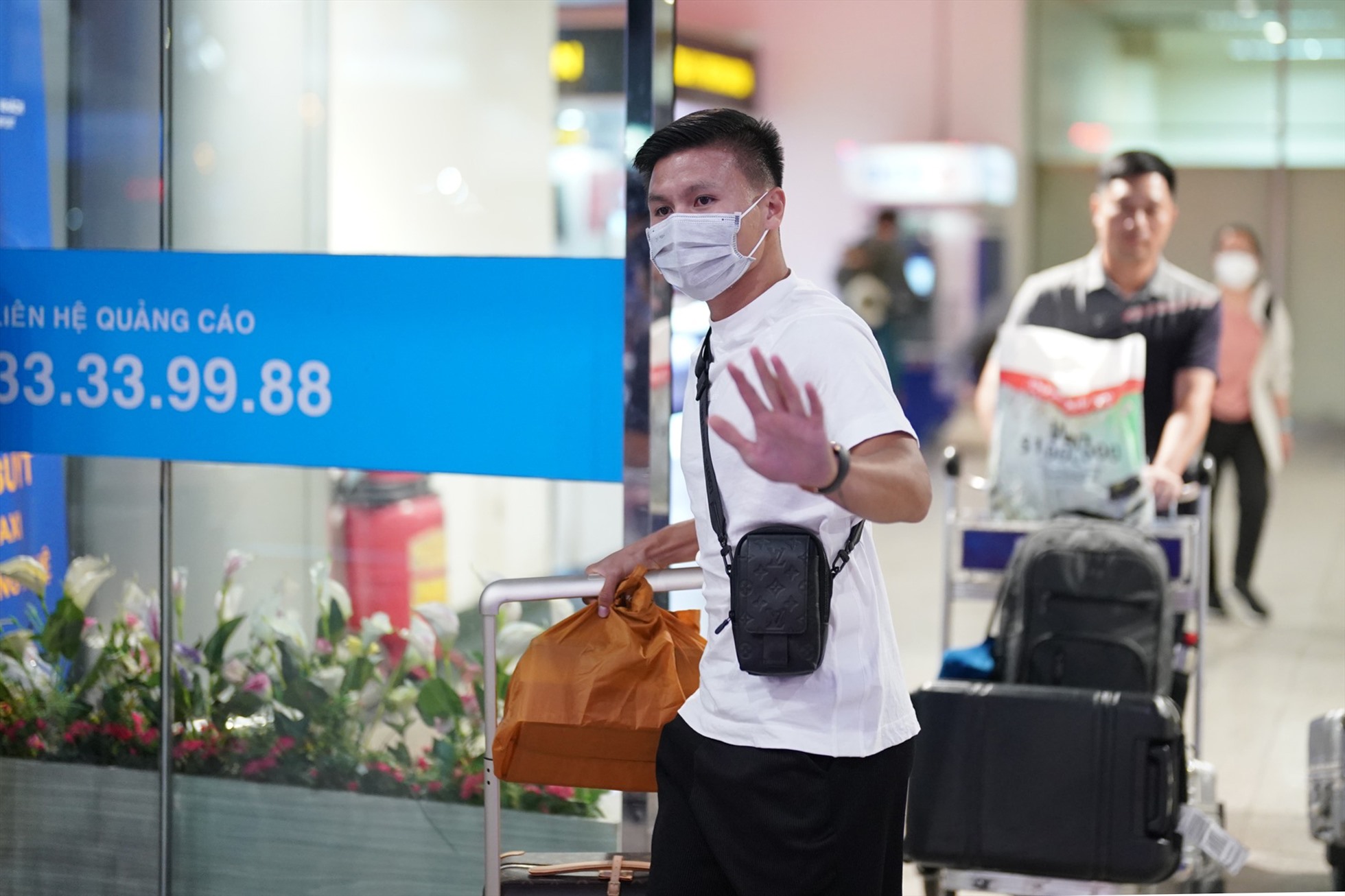 Quang Hải xuất hiện ở sảnh đến ga quốc tế sân bay Tân Sơn Nhất. Ảnh: T.P