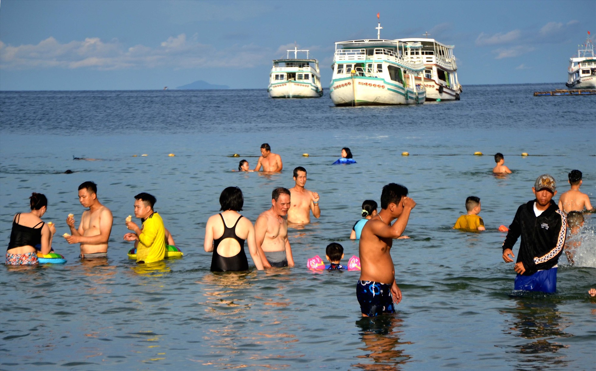 Dưới cái nắng như rắc vàng trên biển xanh, nhiều du khách náo nức thả mình vào làn nước mát lạnh.