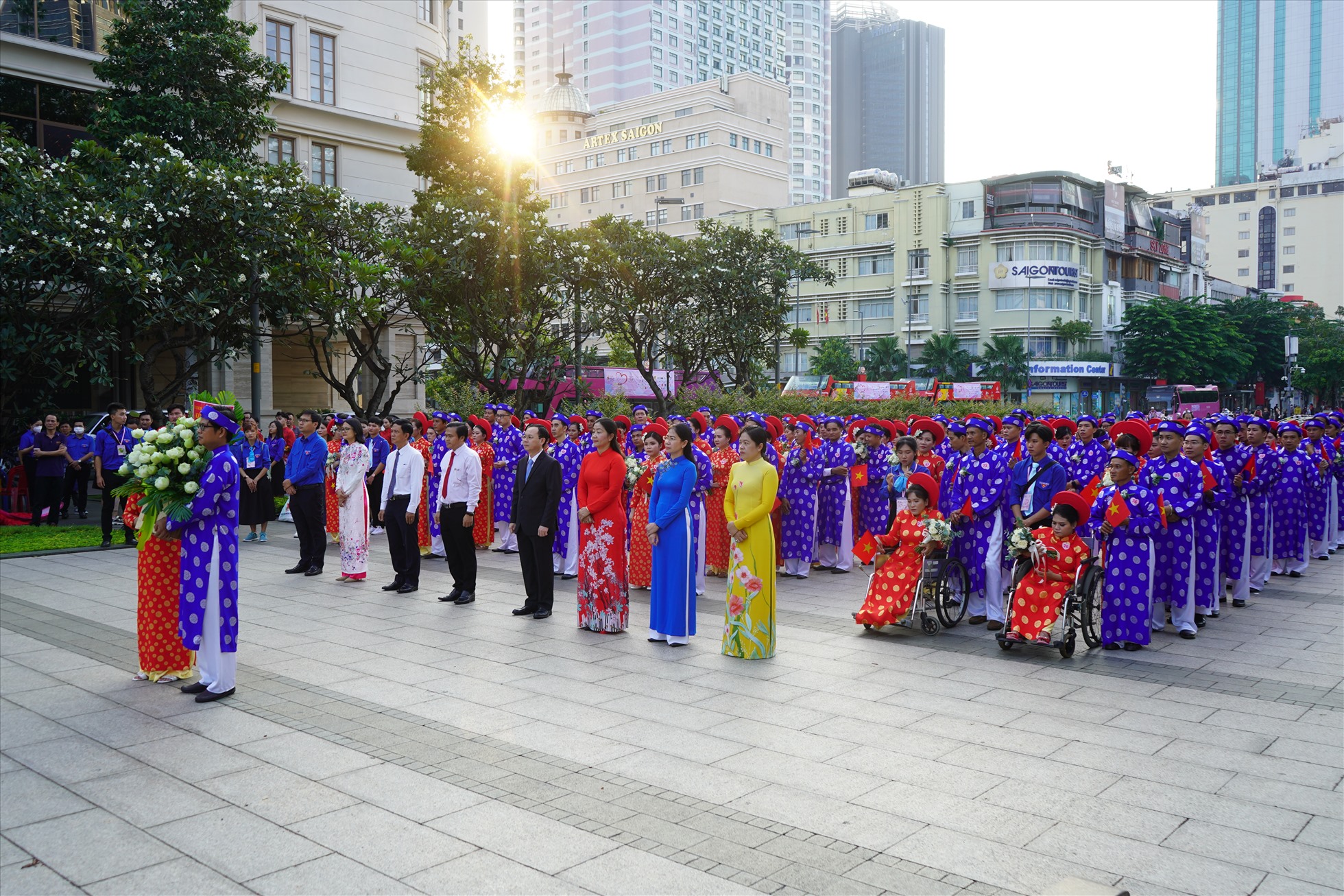 100 cặp đôi đã cùng dâng hoa tại tượng đài Chủ tịch Hồ Chí Minh, đây là chương trình mở đầu của lễ cưới tập thể trong ngày 2.9.