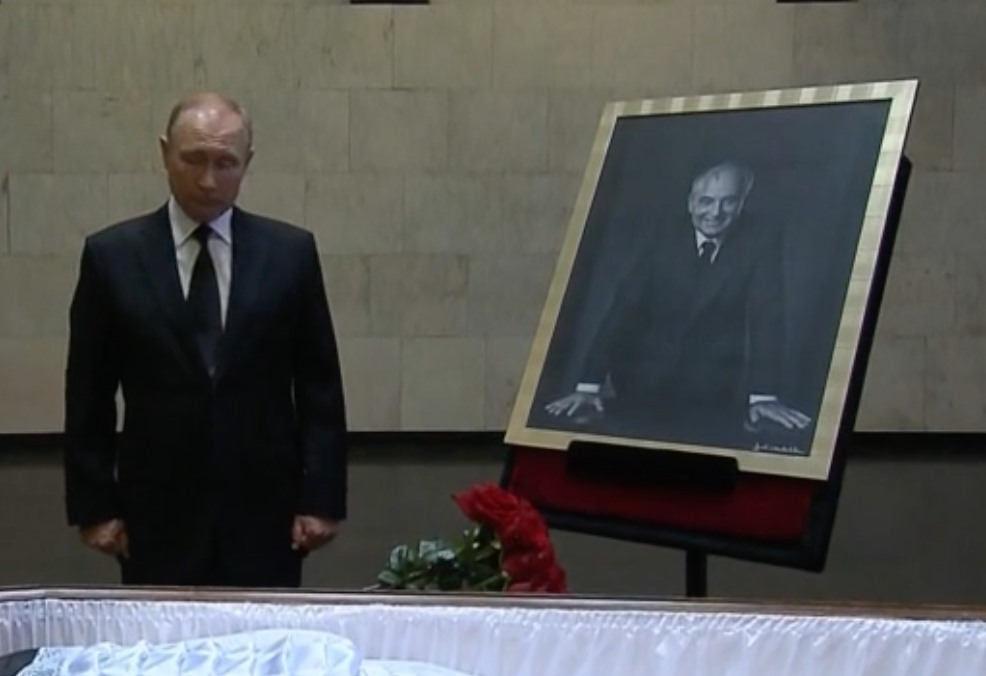 Tổng thống Vladimir Putin tới viếng nhà lãnh đạo Liên Xô Mikhail Gorbachev, ngày 1.9.2022. Ảnh chụp màn hình