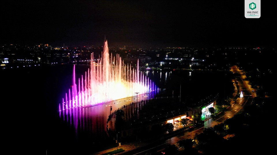 Công trình nhạc nước hoành tráng tại Van Phuc City được đầu tư hơn 200 tỷ đồng - Ảnh: BV