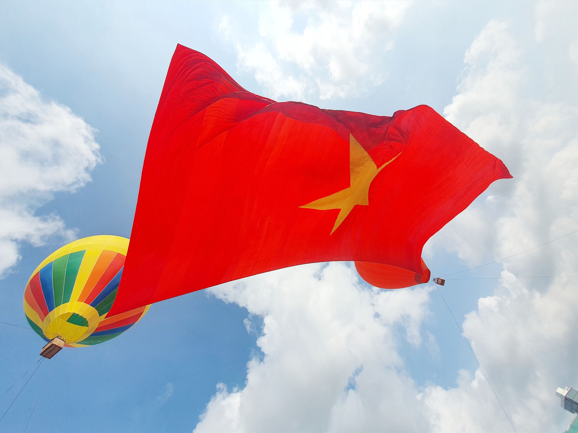 Khinh khí cầu: Khinh khí cầu là một trong những trò chơi giải trí được ưa chuộng ở Việt Nam. Năm 2024, du lịch khinh khí cầu đã trở thành một lựa chọn thú vị cho gia đình, đặc biệt trong các dịp lễ tết. Hãy cùng chiêm ngưỡng những hình ảnh về khinh khí cầu, đắm chìm trong không gian yên bình và ngắm nhìn phong cảnh đẹp.