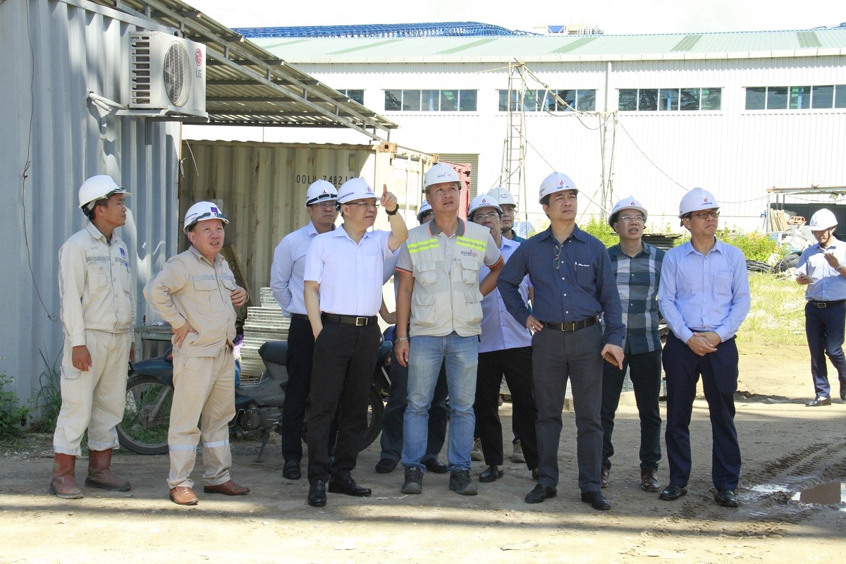 Đoàn công tác kiểm tra, đánh giá tiến độ hạng mục băng chuyền vận tải than. Ảnh: PVN