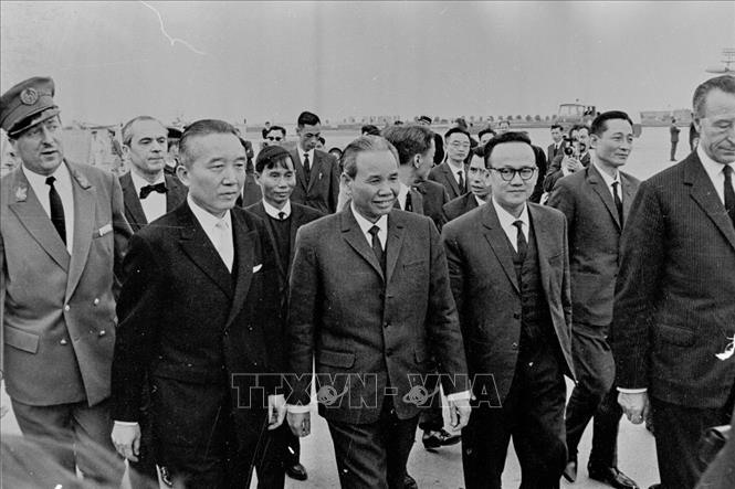 Ngày 9/5/1968, Bộ trưởng Xuân Thủy, Trưởng đoàn đại biểu Chính phủ Việt Nam Dân chủ Cộng hòa đến thủ đô Paris (Pháp), tiến hành cuộc đàm phán chính thức với Chính phủ Hoa Kỳ. Ảnh: Văn Lượng/TTXVN