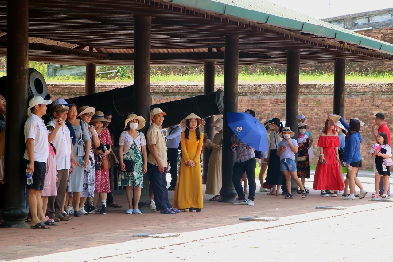 Chụp ảnh lưu niệm với Cửu Vị thần công đặt trước cửa Ngọ Môn.