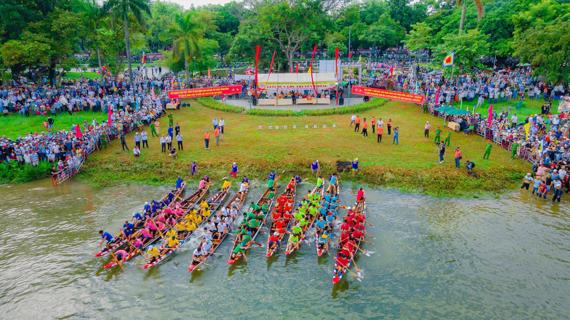 Đây là giải đua ghe truyền thống nên đã thu hút hàng chục nghìn người dân khắp các huyện, thị xã, thành phố trên địa bàn tỉnh cùng du khách trong và ngoài nước đến xem và cổ vũ.