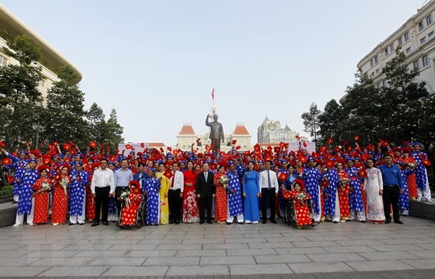 Lãnh đạo Thành phố Hồ Chí Minh chụp ảnh lưu niệm cùng 100 cặp đôi tham dự Lễ cưới tập thể năm 2022. Ảnh: Thanh Vũ