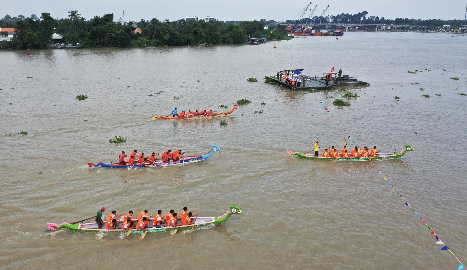 Giair đua thuyền truyền thống thành phố Thủ Dầu Một mở rộng năm 2022 diễn ra sôi nổi. Ảnh: H.A