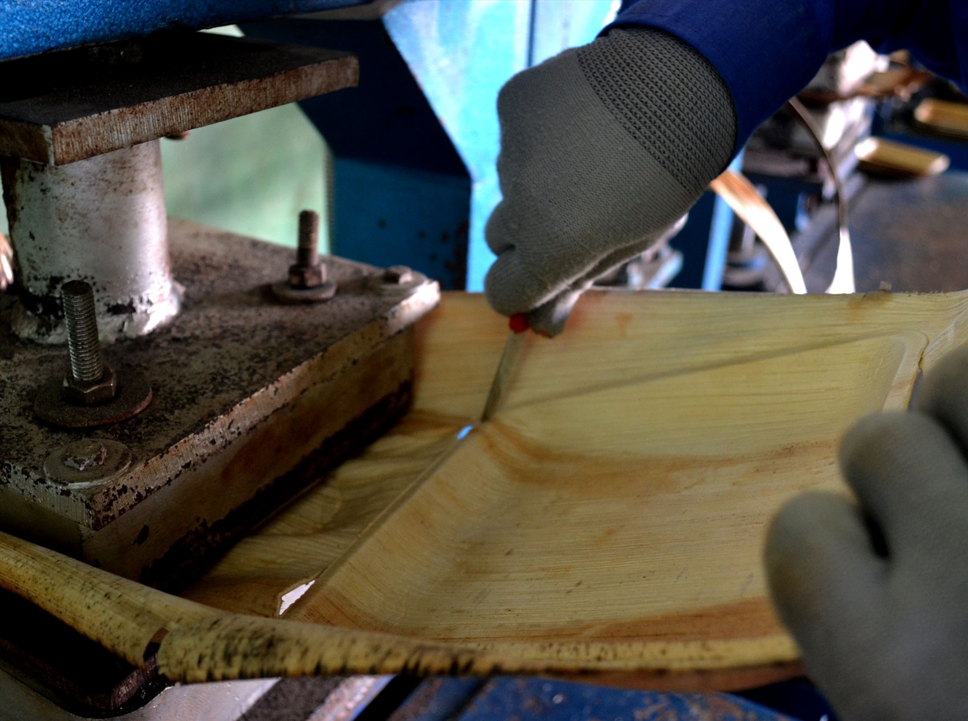 Sau khi ép nhiệt tạo khuôn, người thợ sẽ dùng cao cắt theo đường viền, tạo hình cho sản phẩm