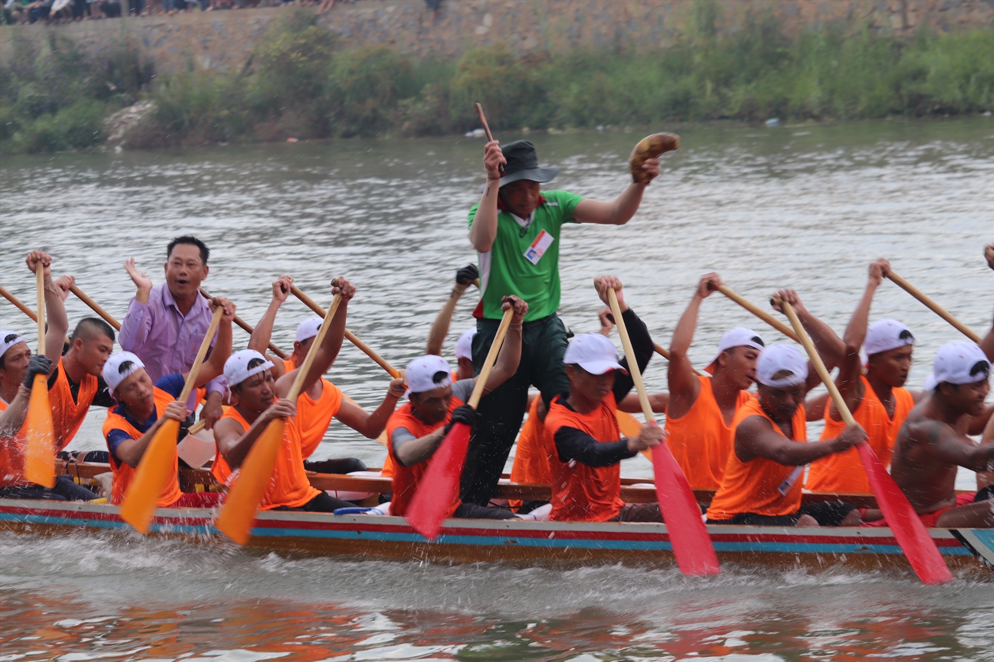 Dòng sông Kiến Giang như “dậy sóng” bởi các đội đua bơi trong ngày Tết Độc lập 2.9. Ảnh: CTV