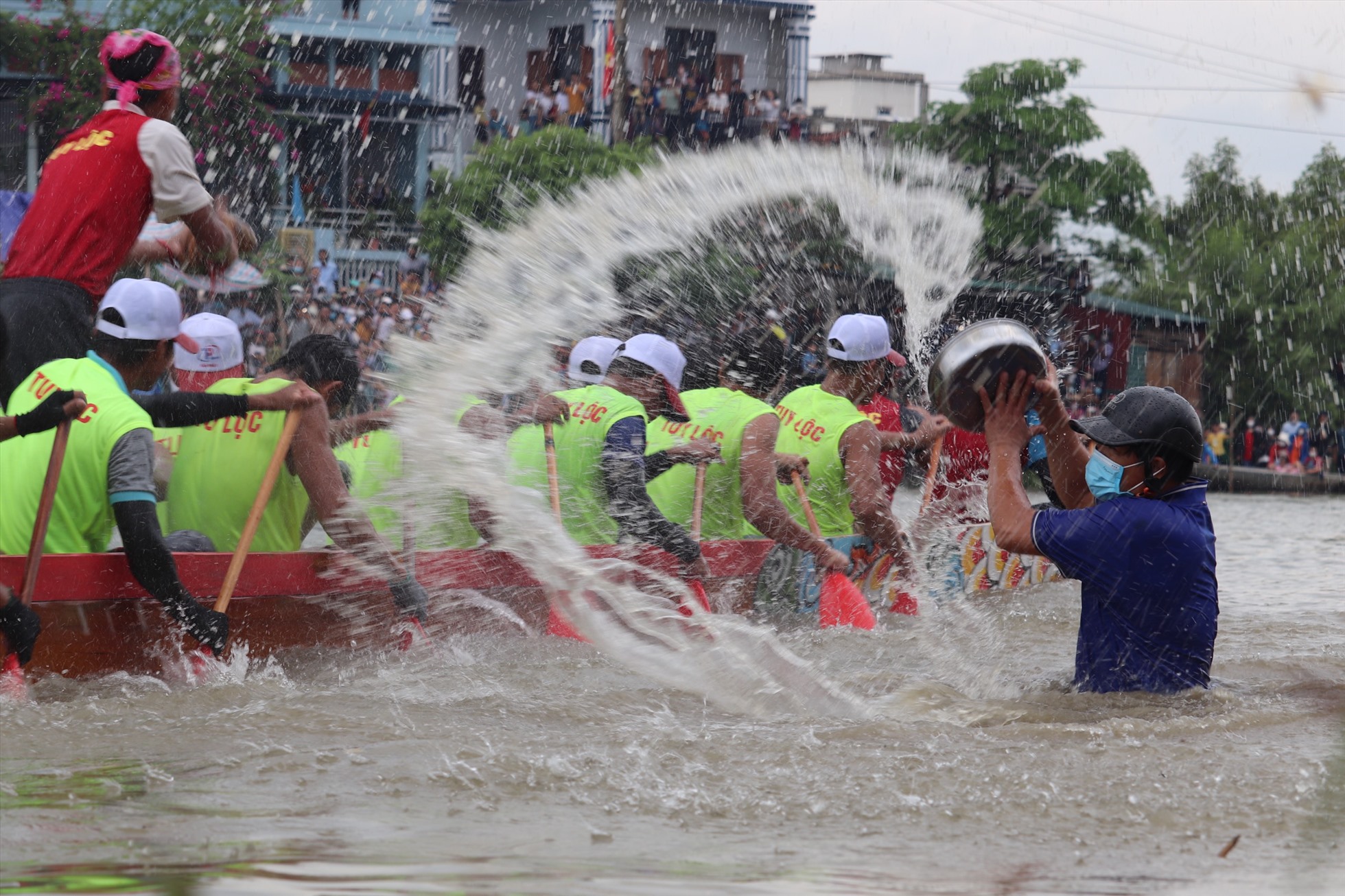 Các cổ động viên nhiệt tình ủng hộ đội đua. Ảnh: CTV