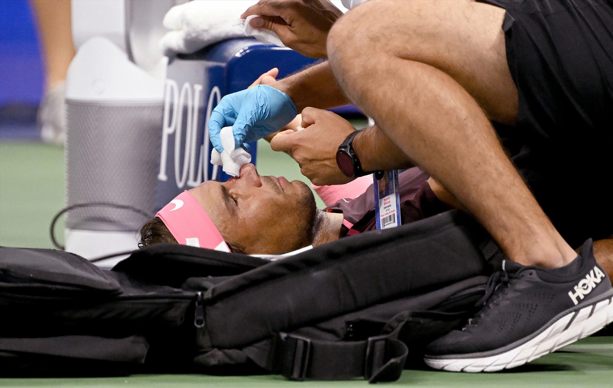 Nadal đi về chỗ nghỉ và được hỗ trợ y tế sau đó. Ảnh: Daily Mail