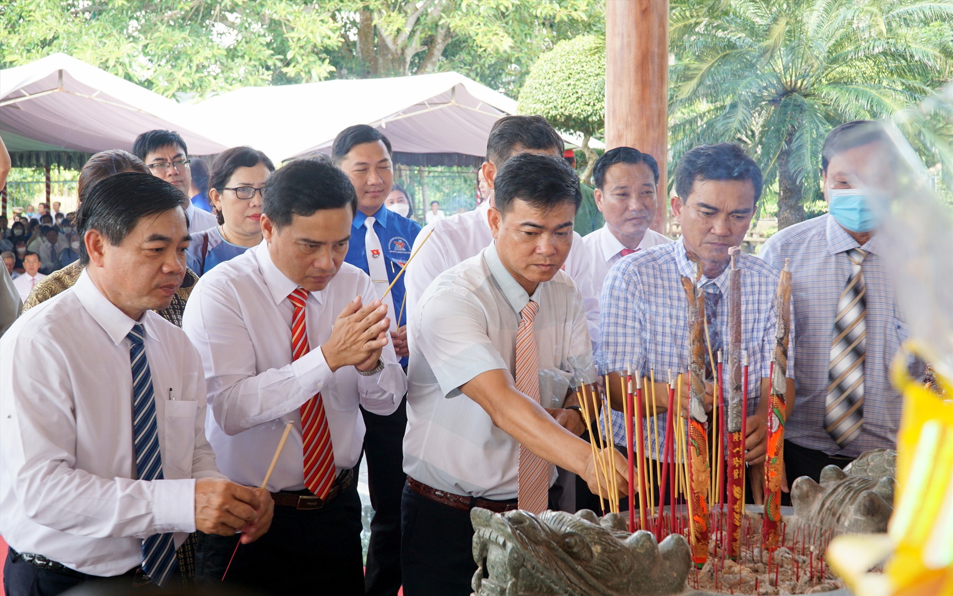 Tại buổi lễ, các đồng chí lãnh đạo tỉnh và huyện Vĩnh Lợi trang trọng đặt tràng hoa, dâng hương, cùng những sản vật địa phương lên bàn thờ Bác. Qua đó, bày tỏ lòng thành kính trước công lao của Bác, nguyện tiếp tục đi theo con đường mà Đảng, Bác Hồ và Nhân dân ta đã lựa chọn.