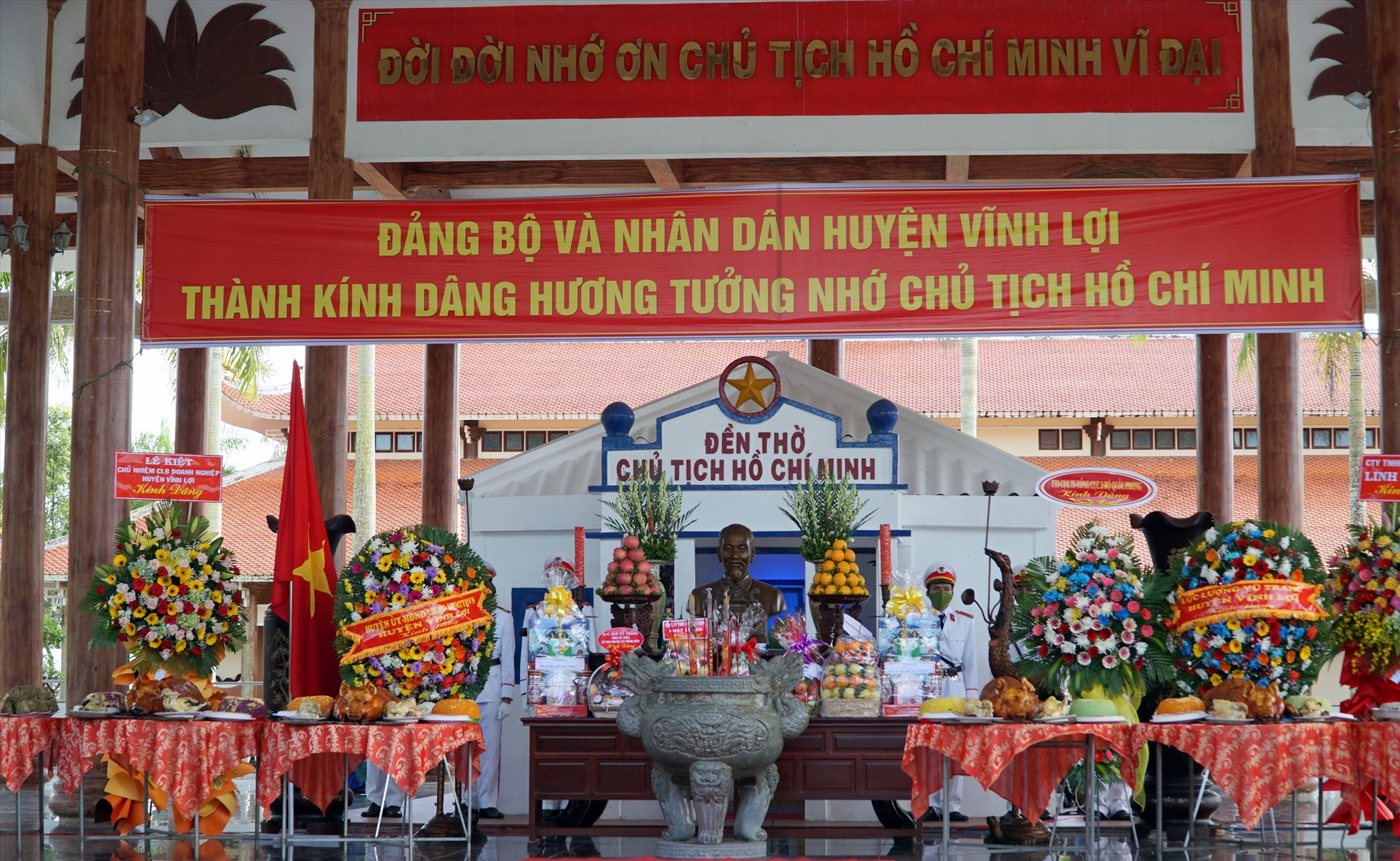 Ngày 2.9 hàng năm, hàng ngàn người dân tỉnh Bạc Liêu đến Đền thờ Bác Hồ taij xã Châu Thới, huyện Vĩnh Lợi dâng hương tưởng nhớ đến công ơn của Người.