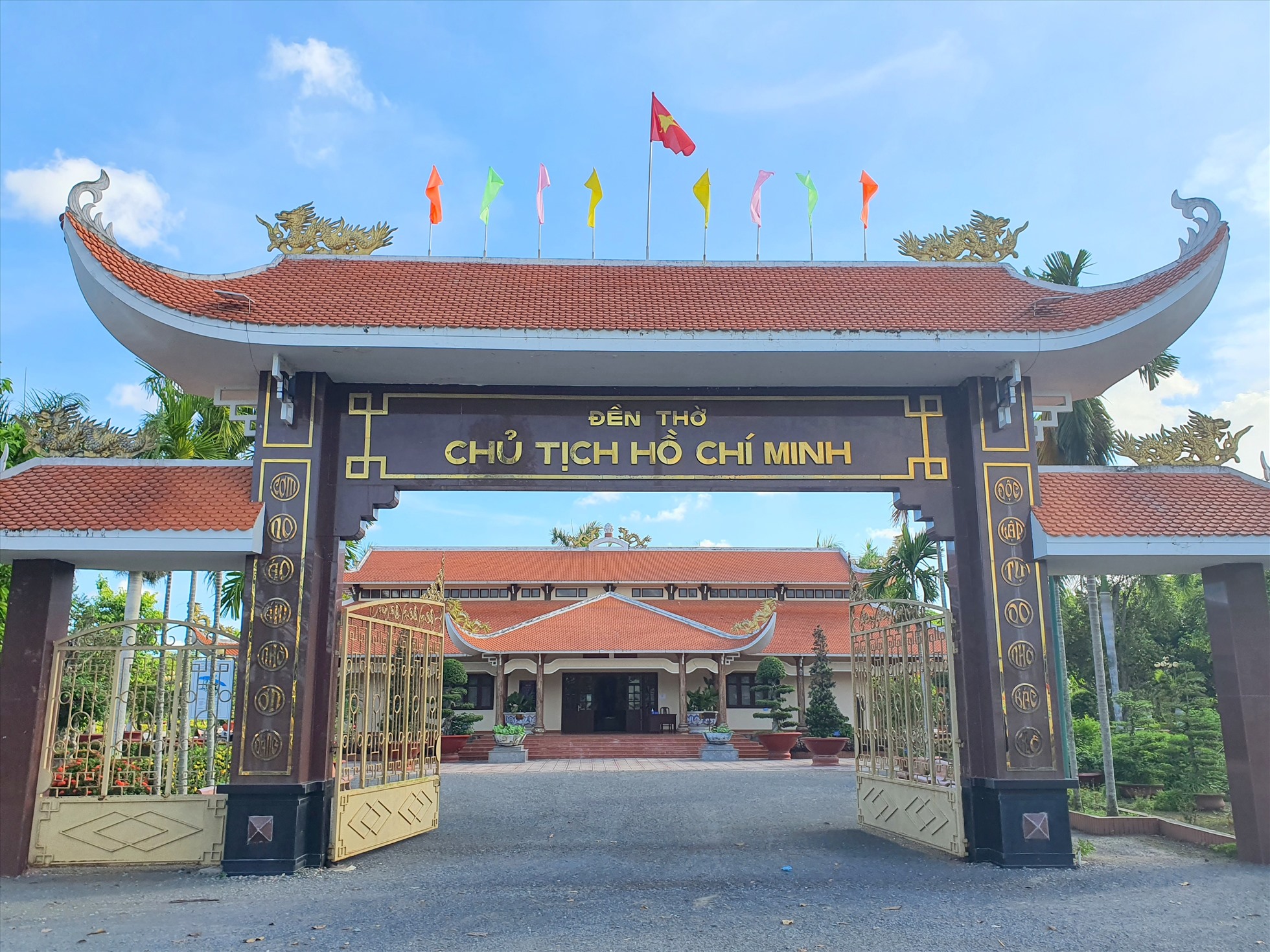 Đền thờ Bác Hồ tại xã Châu Thớ huyện Vĩnh Lợi, tỉnh Bạc Liêu được nhân dân xây xựng vào năm 1969, đến năm 1972 thì hoàn thành, qua nhiều lần trung tu hiện đã khang trang như ngày nay. Đền thơ được công nhận Di tích Quốc gia vào năn 1998.
