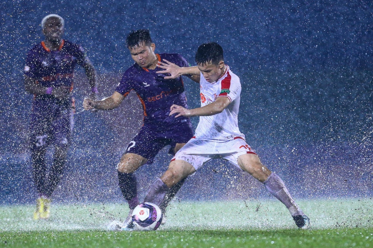 Nửa cuối hiệp 2, sân Gò Đậu xuất hiện cơn mưa lớn khiến lối chơi 2 đội bị ảnh hưởng. Tuy nhiên, hàng thủ Bình Dương vẫn đứng vững trước những khó khăn thời tiết.