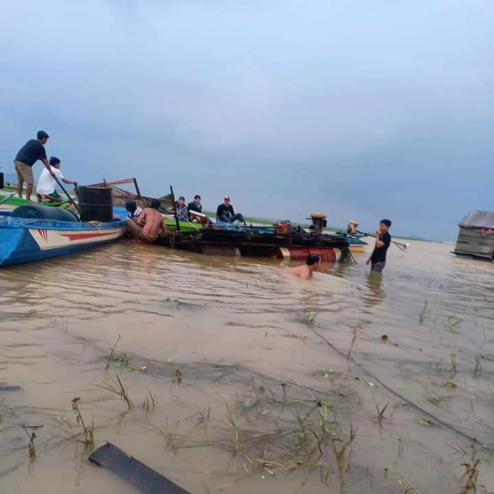 Vòi rồng làm thiệt hại bè cá của người dân xã Thanh Sơn, huyện Định Quán. Ảnh: N.Đ.Q