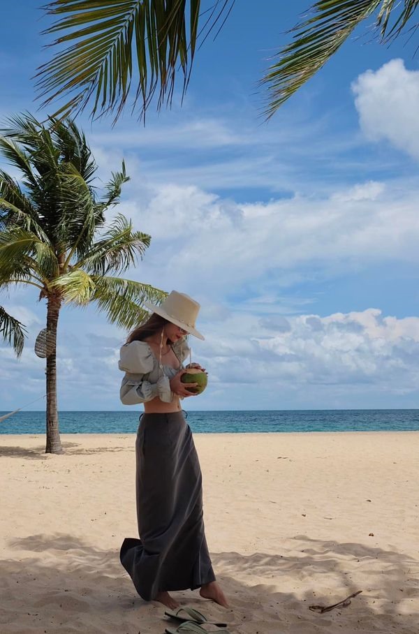 Chị em Yến Trang - Yến Nhi check-in tại Phú Quốc với biển xanh, cát vàng để sẵn sàng cho kỳ nghỉ lễ. Ảnh: FBNV