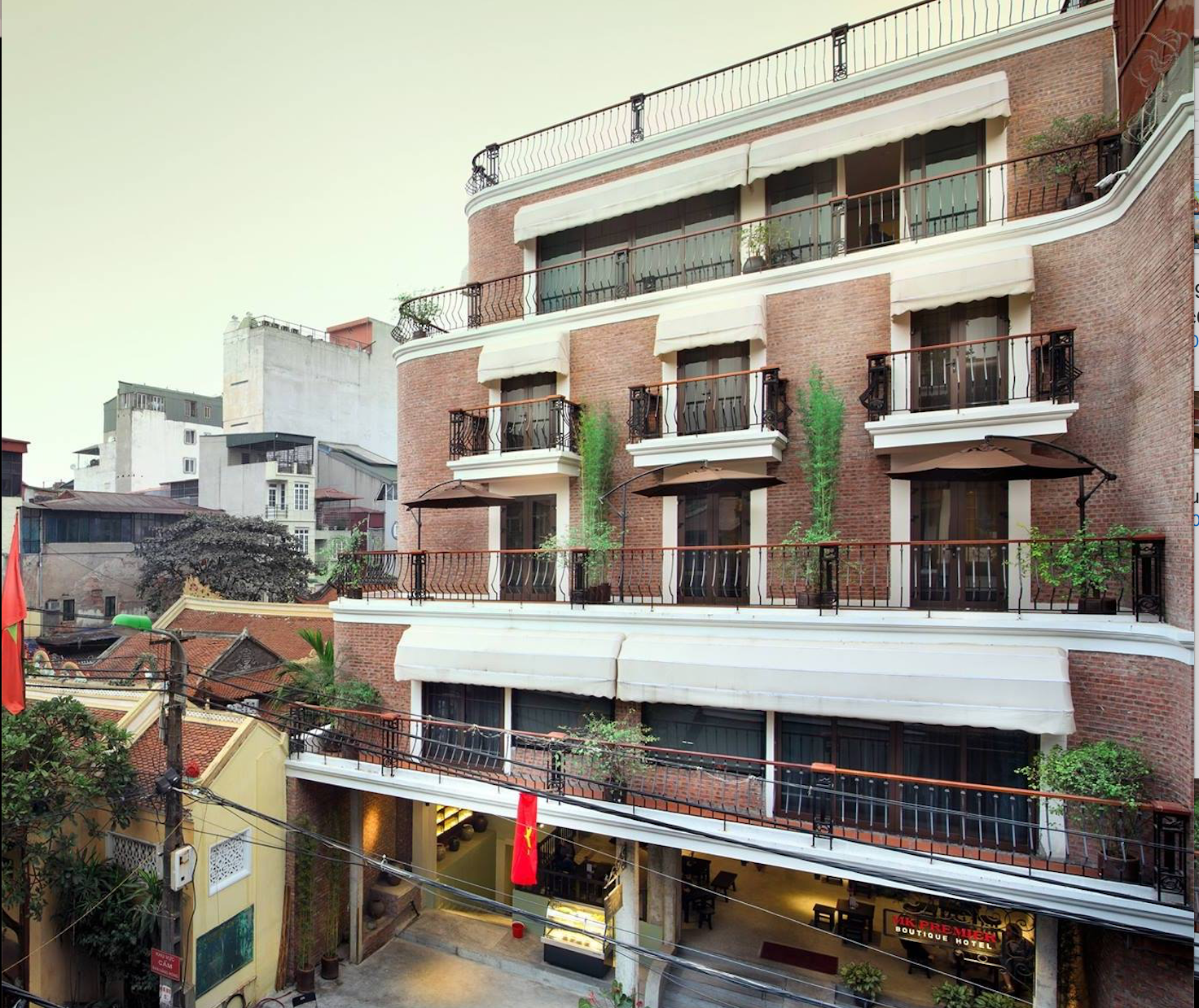 MK Premier Boutique Hotel nằm kế bên đền Bạch Mã trên phố Hàng Buồm