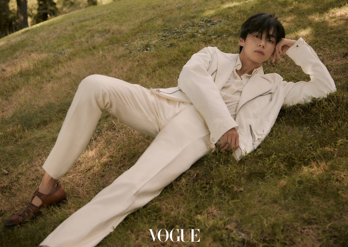 Một vài hình ảnh của V (BTS) cho tạp chí Vogue Hàn Quốc. Ảnh chụp màn hình