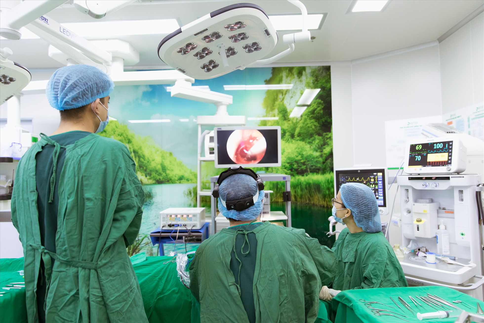 Phẫu thuật nội soi vá nhĩ được thực hiện dưới sự hỗ trợ của hệ thống phẫu thuật nội soi Karl Storz, Đức.