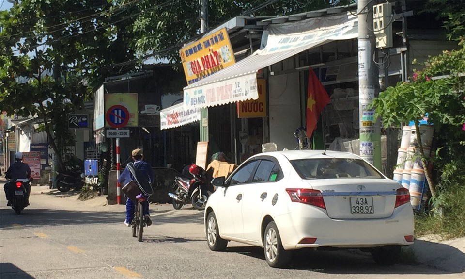 Còn nhiều vi phạm về đỗ xe trên một số tuyến đường của quận Liên Chiểu, TP.Đà Nẵng gây mất trật tự an toàn giao thông (ảnh chụp ngày 20.9).