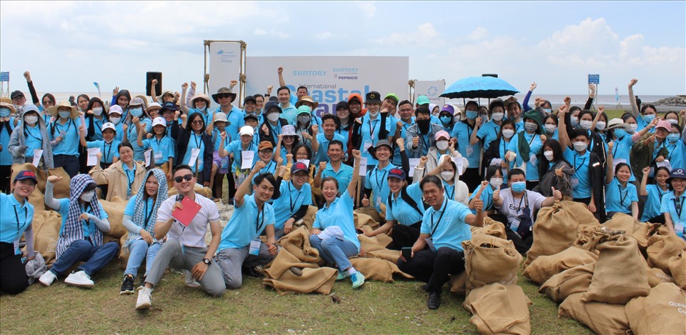 150 tình nguyện viên tham gia thu gom rác thải tại bãi biển Cần Giờ. Ảnh: BTC
