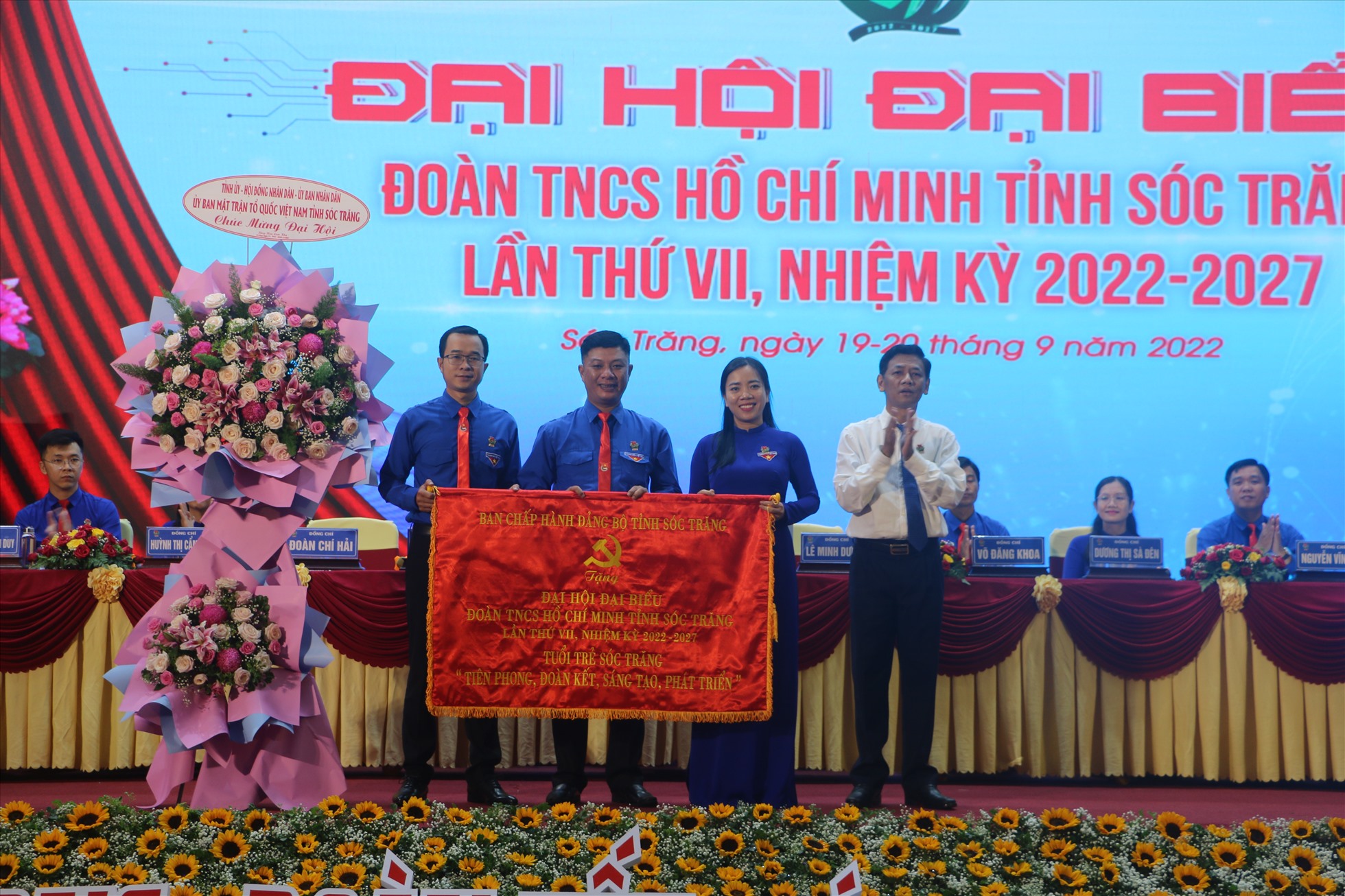 Bí thư Tỉnh ủy Sóc Trăng Lâm Văn Mẫn trao bức trướng của BCH Đảng bộ tỉnh cho Đại hội