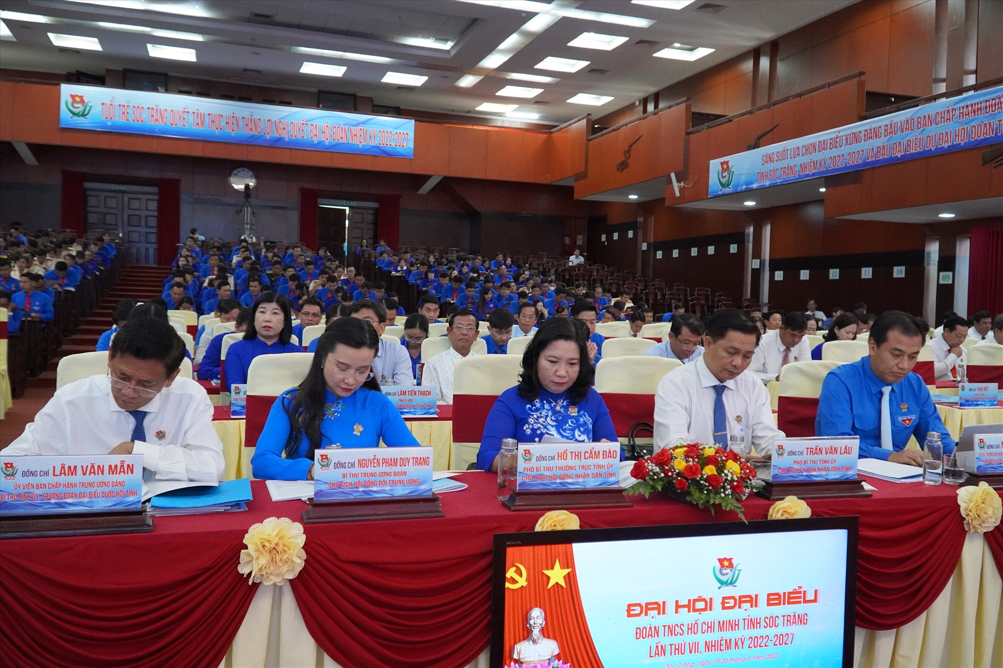 Bí thư Trung ương Đoàn Nguyễn Phạm Duy Trang (áo xanh thứ 2 từ trái qua) cùng lãnh đạo Tỉnh ủy, UBND tỉnh Sóc Trăng dự Đại hội