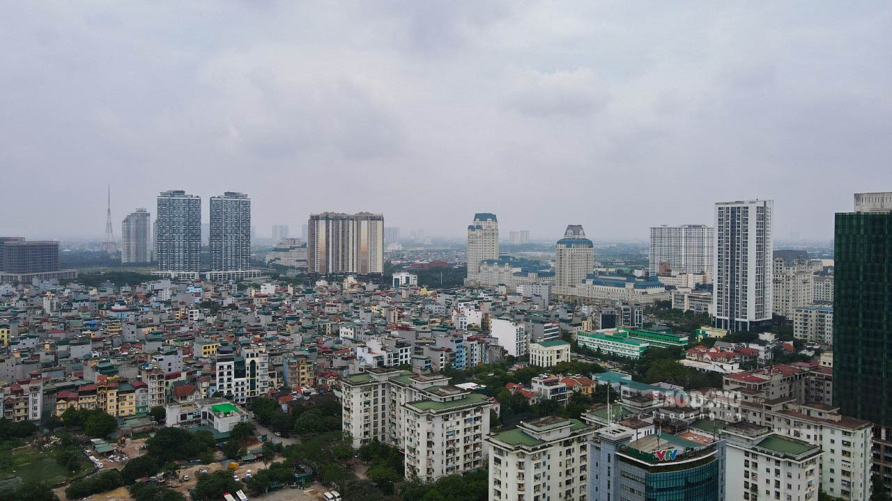 Công ty TNHH CBRE Việt Nam, thị trường bất động sản cũng tiềm ẩn nhiều rủi ro trong 6 tháng cuối năm khi giá nhà tiếp tục tăng. Với tình trạng chi phí đầu vào tăng mạnh, trong dài hạn bất động sản khó giảm giá. Ảnh: Phan Anh