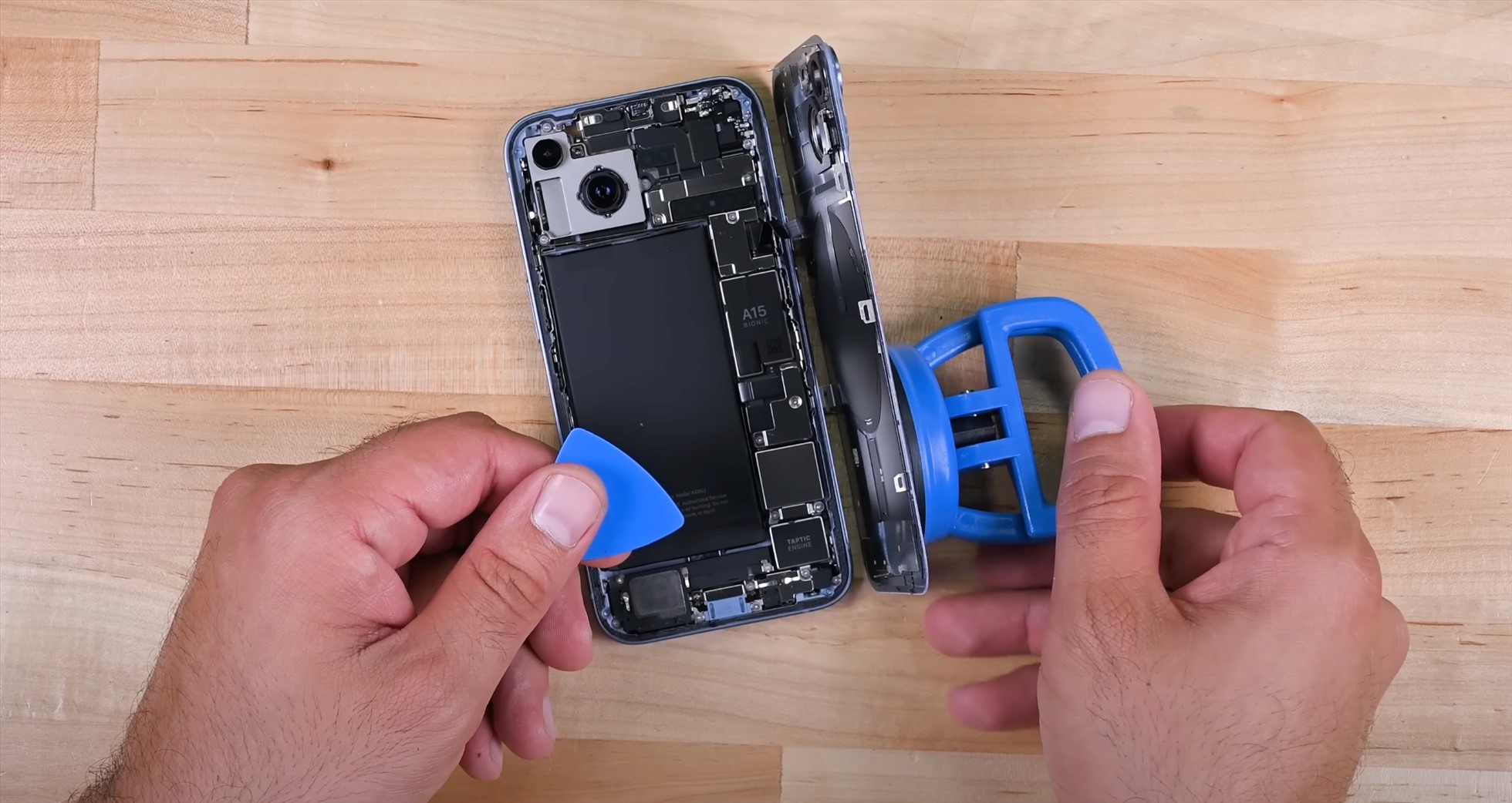 iFixit đã mở một chiếc iPhone 14 để kiểm tra khả năng tự sửa chữa. Ảnh chụp màn hình