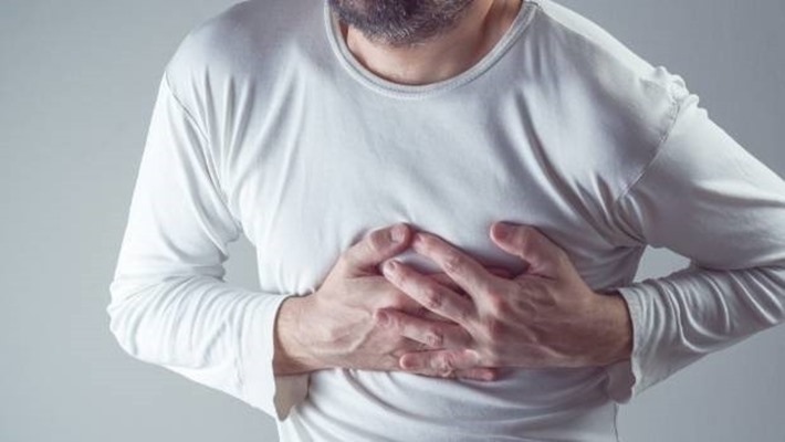 Khi gặp các cơn đau ở vùng ngực, nên đến gặp bác sĩ ngay lập tức. Nó có thể là dấu hiệu của bệnh tim. Ảnh: Careplus