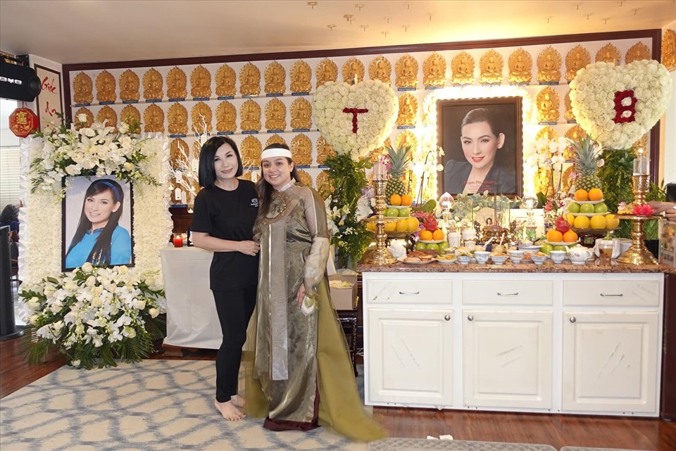 Trizzie Phương Trinh hỗ trợ con gái ruột của Phi Nhung làm lễ giỗ đầu cho mẹ tại Mỹ. Ảnh: NVCC