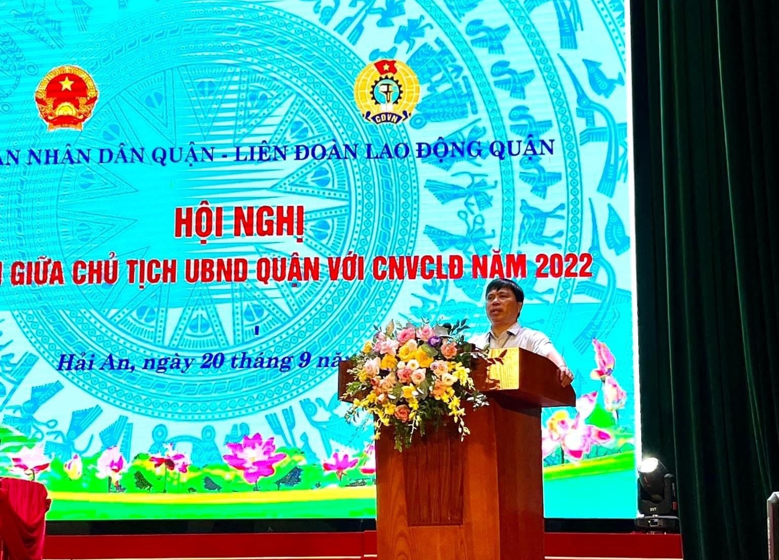 Chủ tịch UBND quận Hải An trả lời các kiến nghị của người lao động
