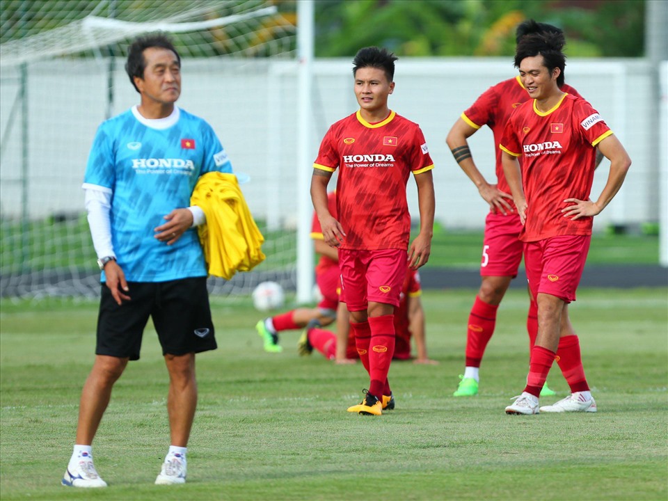 Chiều 20.9, tuyển Việt Nam có buổi tập luyện cuối cùng trước khi có trận đấu gặp Singapore trong khuôn khổ giải giao hữu quốc tế 2022. Đây cũng là buổi tập đầu tiên của tiền vệ Quang Hải sau khi hội quân cùng các đồng đội vào đêm qua (19.9).