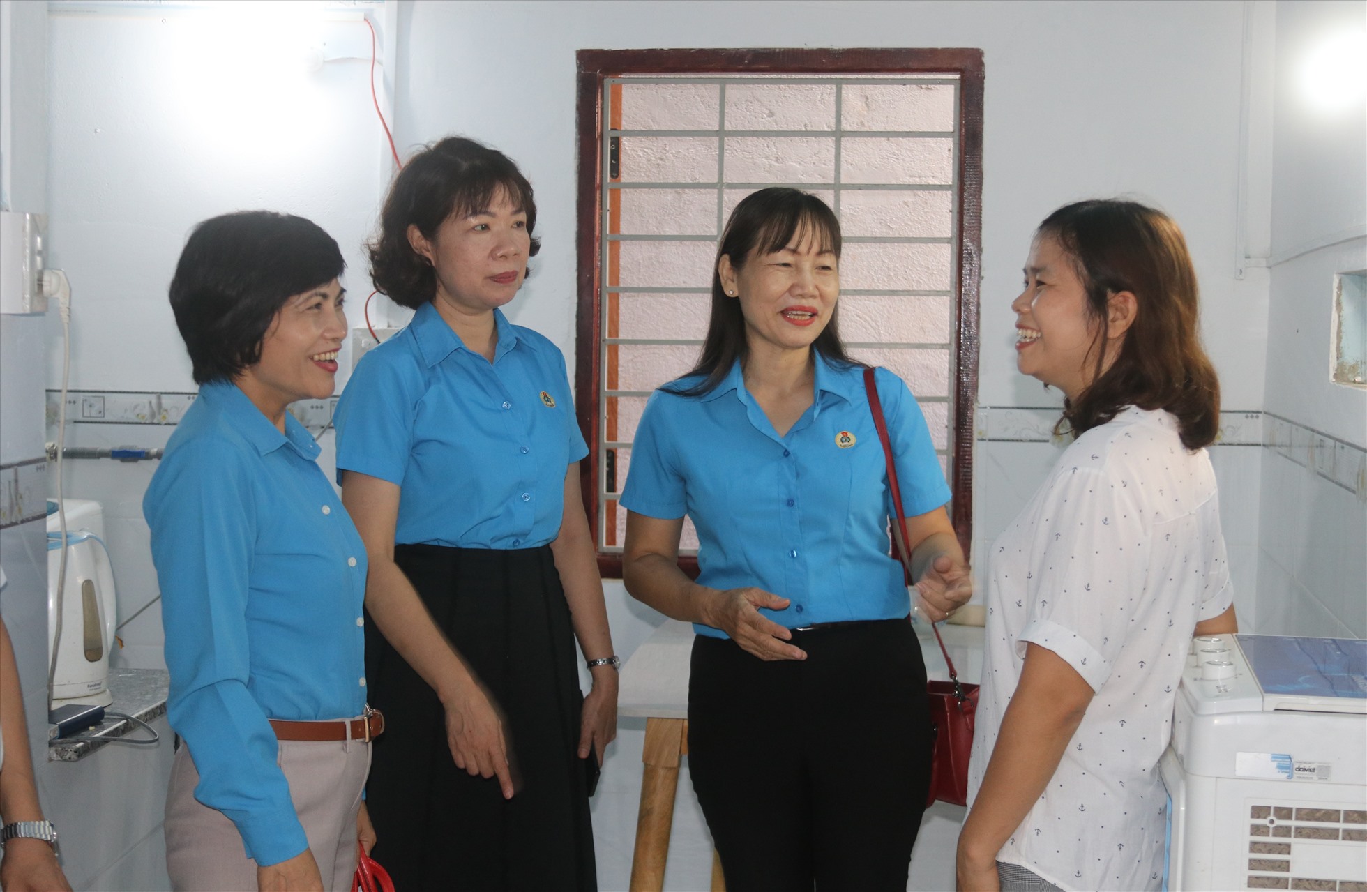 Niềm vui của cô giáo Lê Thị Xuân ( P. Cam Linh, TP. Cam Ranh) trong ngôi nhà mới được sửa chữa để có chỗ ở an toàn hơn trước mùa mưa bão. Ảnh: P.Linh