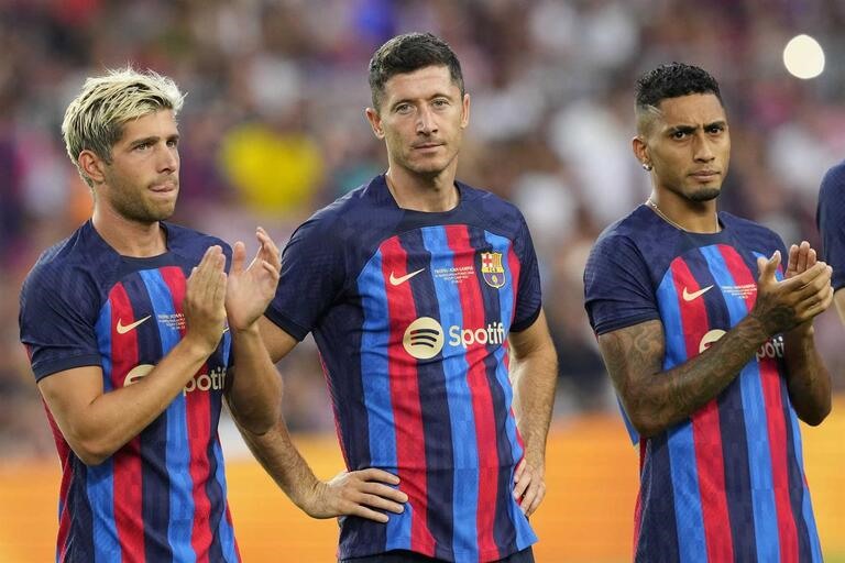 Barcelona chi rất nhiều vào chuyển nhượng và lương cầu thủ. Ảnh: Sky Sports