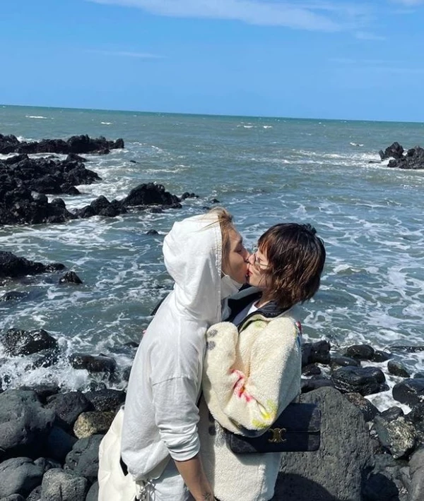 Những bức ảnh của HyunA và Dawn ở đảo Jeju. Ảnh: Instagram