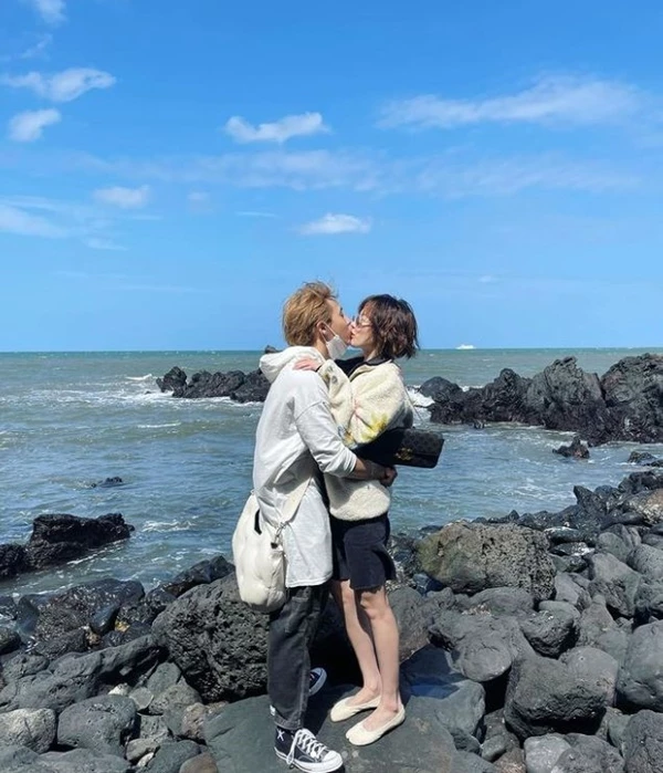 Những bức ảnh của HyunA và Dawn ở đảo Jeju. Ảnh: Instagram
